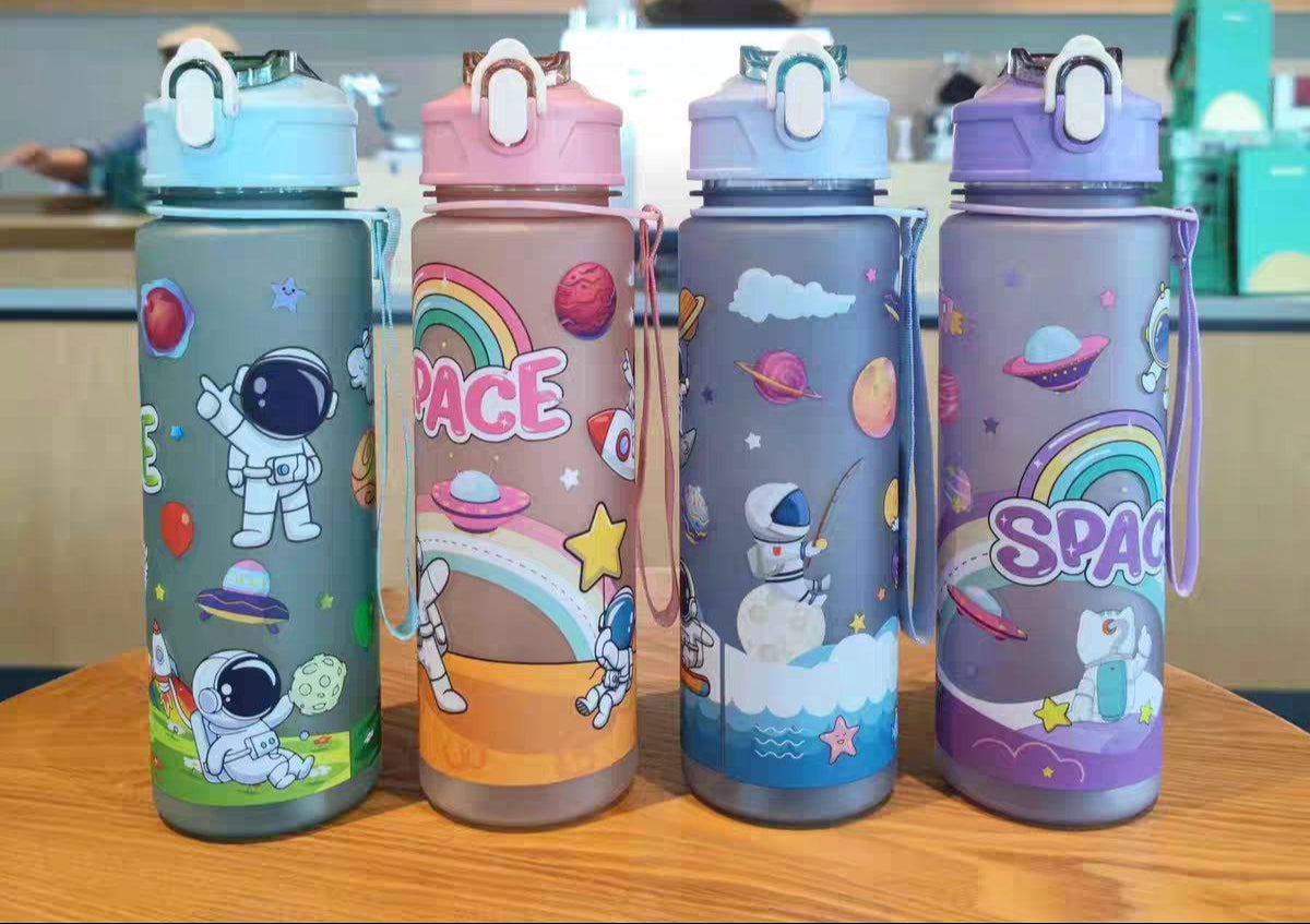 زجاجة مياه “مغامرات الفضاء” – تصميم ممتع وعملية مضادة للانسكاب للأطفال والكبار