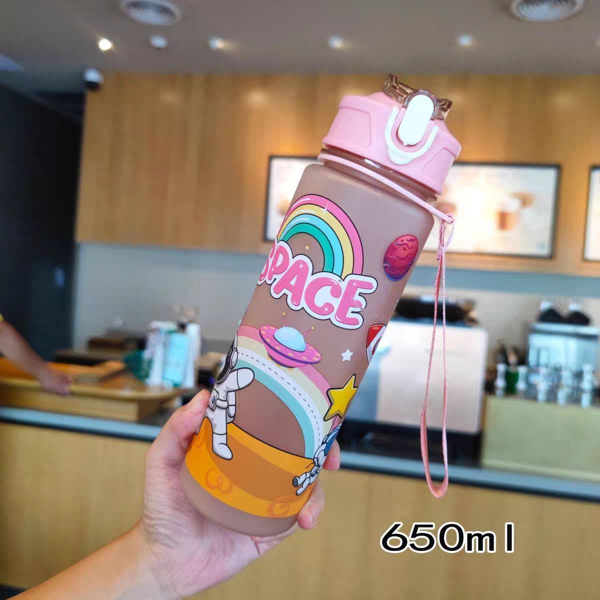 زجاجة مياه “مغامرات الفضاء” – تصميم ممتع وعملية مضادة للانسكاب للأطفال والكبار