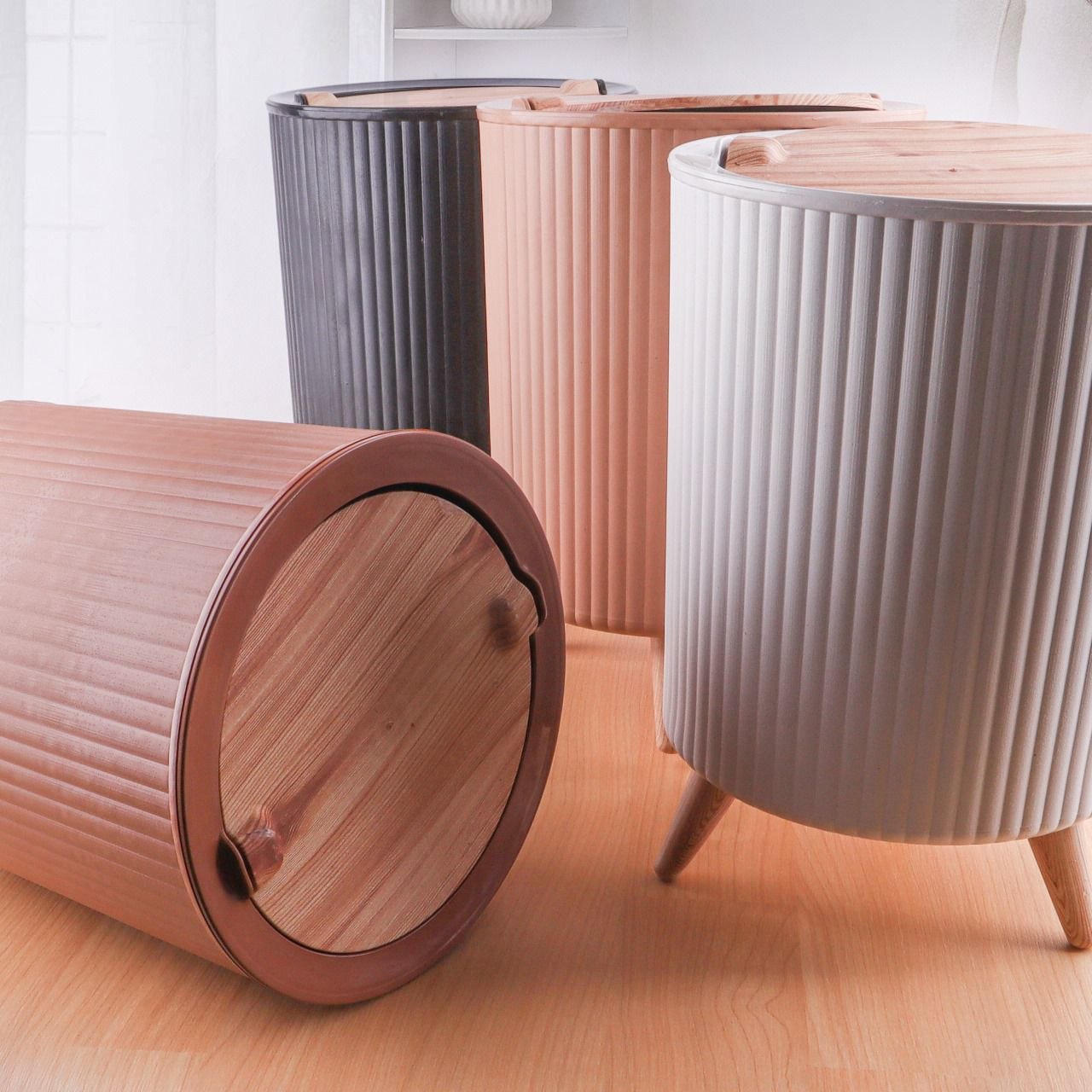 باسكت ديكوريشن متعدد الاستخدام – تصميم عصري بغطاء وأرجل خشبية | سعة 8.5 لتر 🗑️✨ 