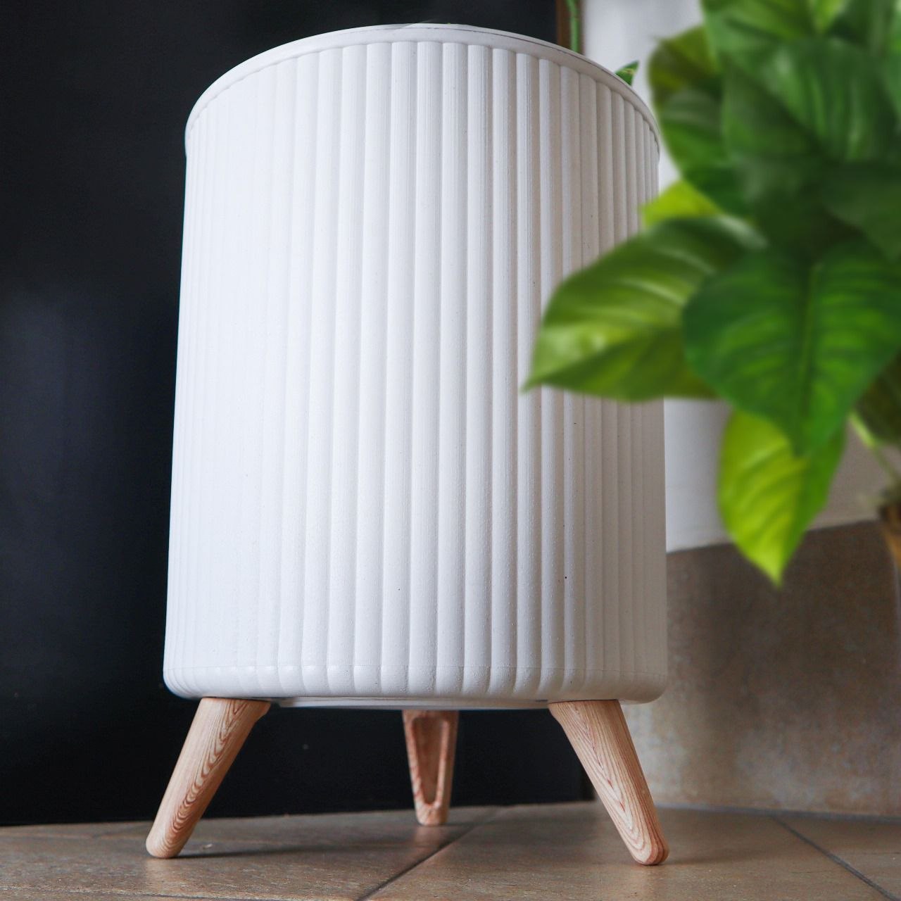 باسكت ديكوريشن متعدد الاستخدام – تصميم عصري بغطاء وأرجل خشبية | سعة 8.5 لتر 🗑️✨ 